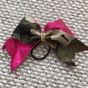 pink & camo cheer bow ! 🎀